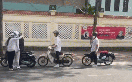 Thấy con gái được bạn nam đèo đi học, vị phụ huynh bất ngờ đỗ xe trước mặt, hành động sau đó khiến nhiều người khó hiểu