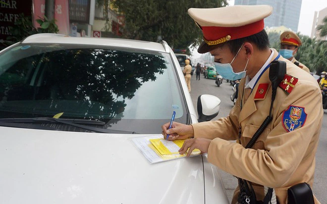 Hà Nội chính thức dán thông báo phạt nguội ô tô đỗ sai quy định 