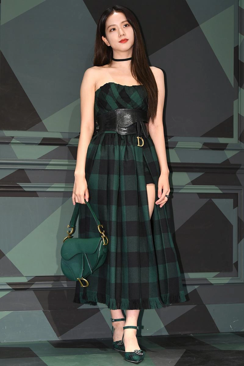 Nữ ca sĩ Jisoo gây ấn tượng khi diện mẫu váy của Dior - Ngày Mới Xinh Hơn