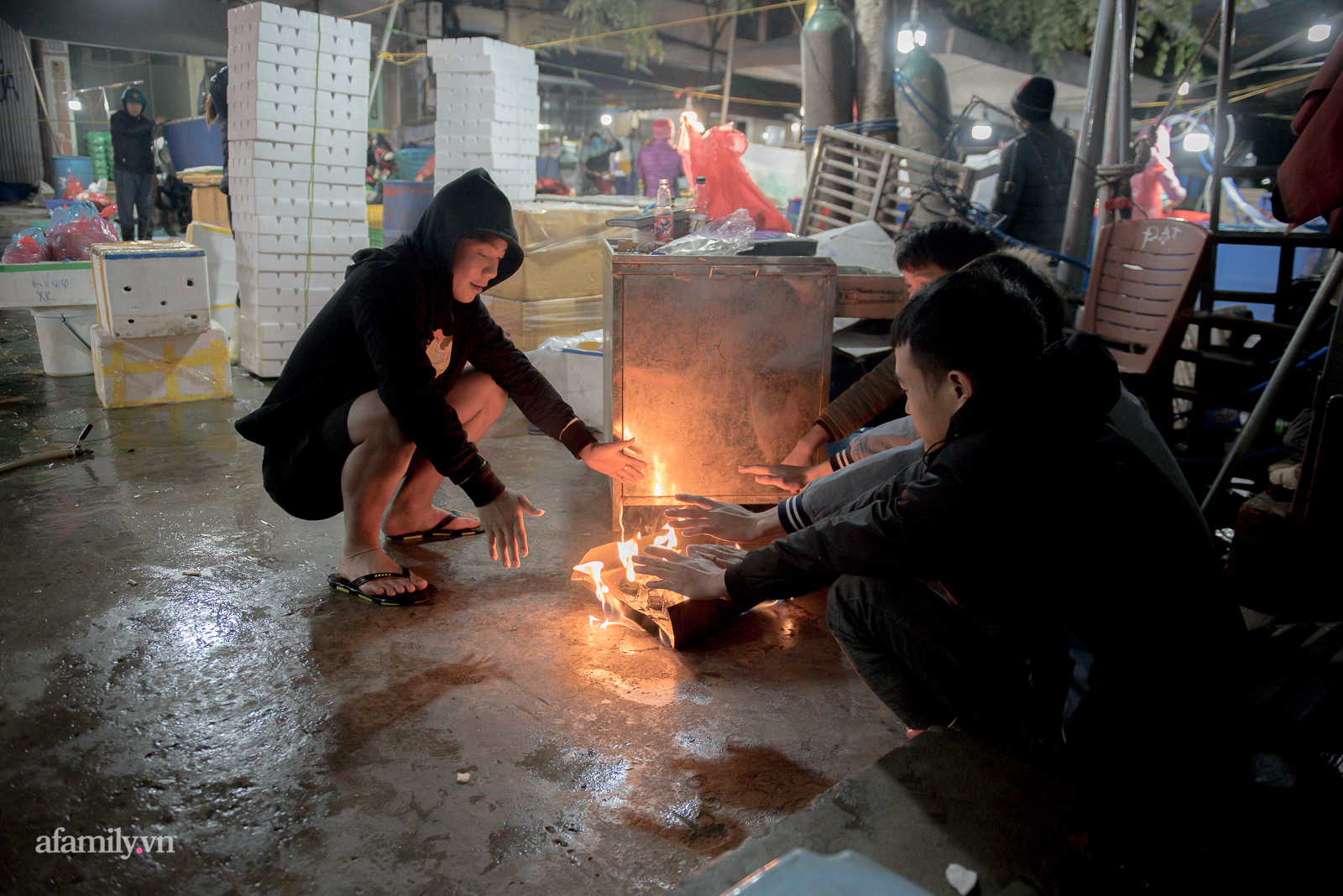 Những bàn tay sục trong đá lạnh giữa đêm Hà Nội 12 độ - Ảnh 10.