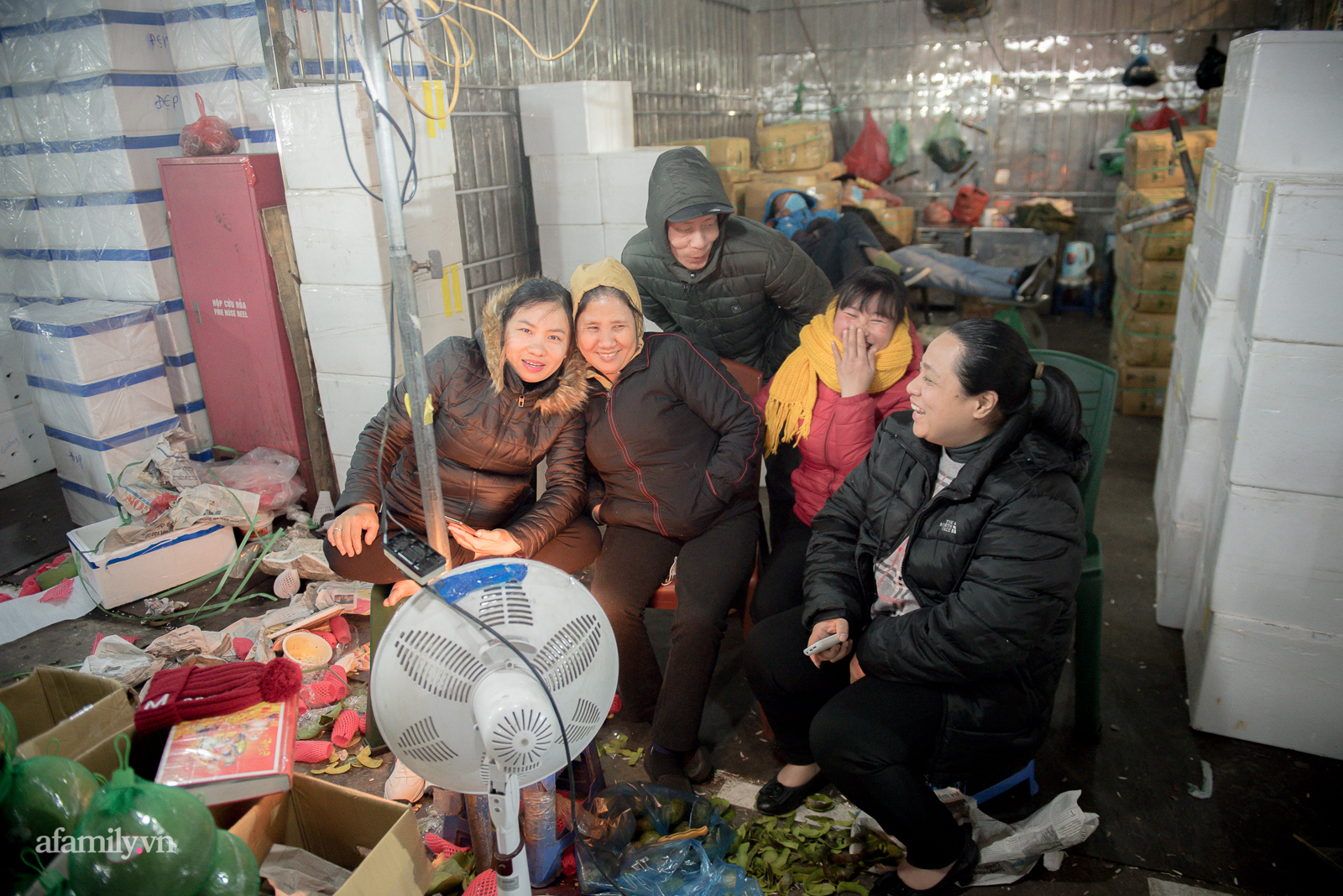 Những bàn tay sục trong đá lạnh giữa đêm Hà Nội 12 độ - Ảnh 13.