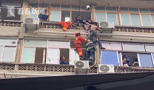 Bất ngờ treo lơ lửng ở tầng 6, gã đàn ông liên tục vùng vẫy và kích động khi được cứu, hóa ra dan tính của người này rất đặc biệt - Ảnh 1.