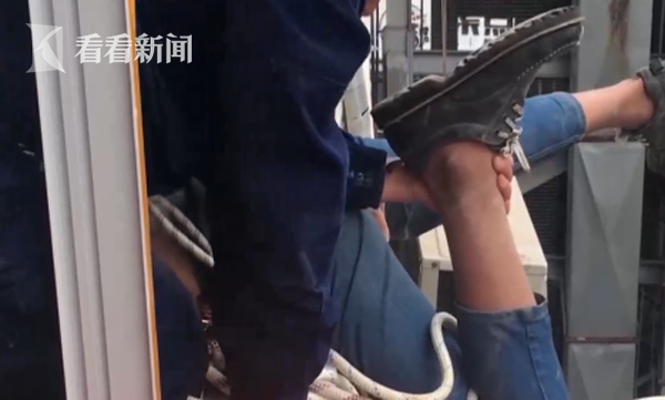 Bất ngờ treo lơ lửng ở tầng 6, gã đàn ông liên tục vùng vẫy và kích động khi được cứu, hóa ra dan tính của người này rất đặc biệt - Ảnh 2.