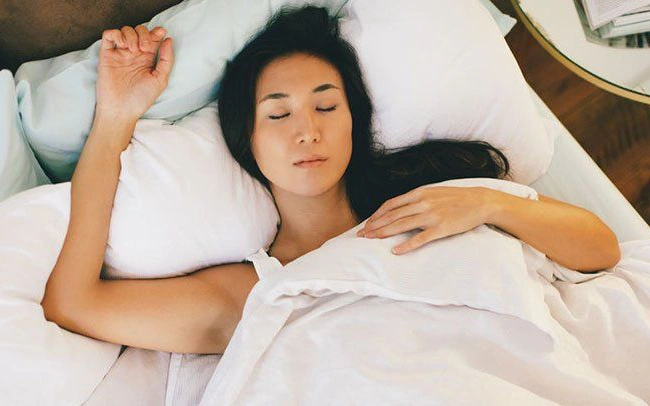 7 thói quen xấu khi ngủ hủy hoại sức khỏe và khiến bạn trở nên xấu xí hơn, đặc biệt là điều cuối cùng