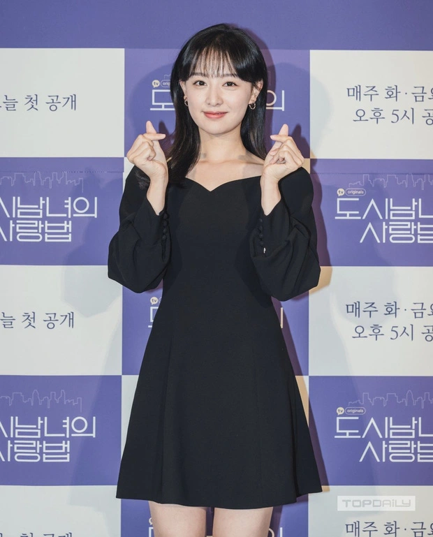 Váy gốc trông hơi "dừ", stylist của Kim Ji Won chỉ sửa đúng hai chi tiết mà giúp nữ diễn viên trông trẻ trung cao ráo hẳn - Ảnh 2.