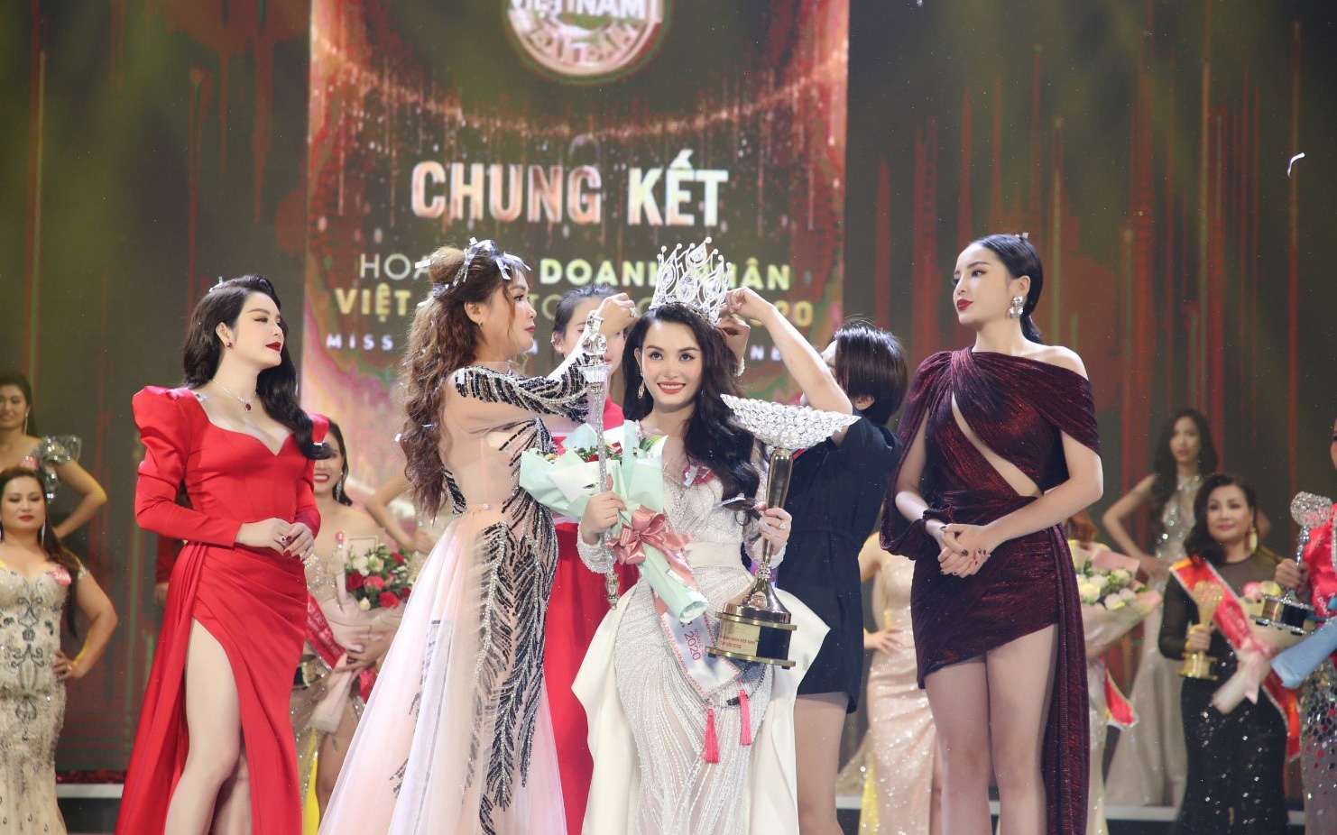 Doanh nhân Vũ Thị Ngọc Anh đăng quang Hoa hậu Doanh nhân Việt Nam Toàn cầu 2020