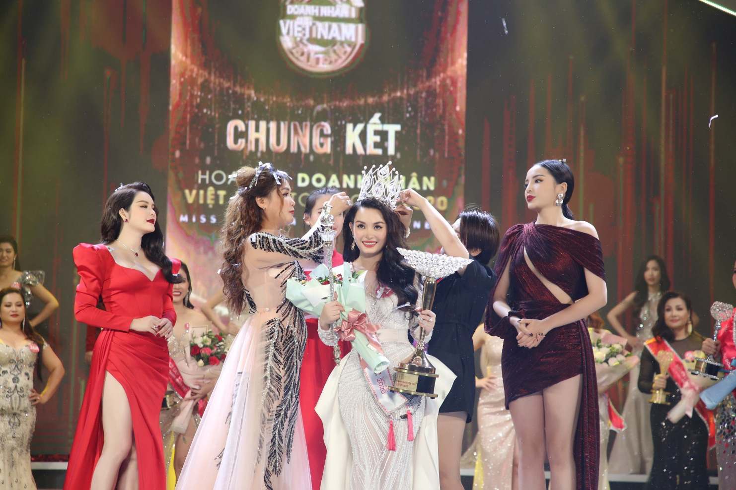 Doanh nhân Vũ Thị Ngọc Anh đăng quang Hoa hậu Doanh nhân Việt Nam Toàn cầu 2020 - Ảnh 1.