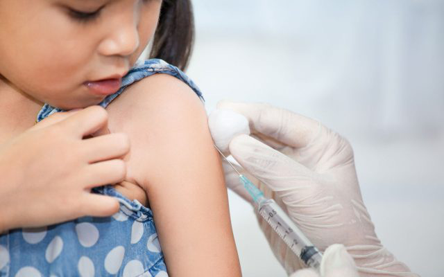 Vắc xin viêm màng não mô cầu liên tục khan hiếm, bố mẹ phải làm gì để phòng bệnh cho con khi chưa thể tiêm chủng đầy đủ?