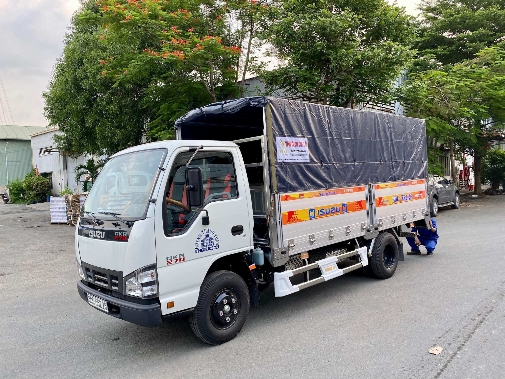 Vợ mách ông xã mua xe tải Isuzu QKR77HE4 trả góp còn được tặng 400 lít dầu - Ảnh 1.