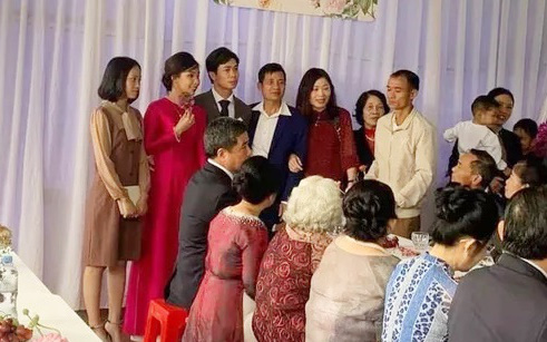 Hình ảnh Công Phượng - Viên Minh tươi cười trong rạp đám cưới ở quê gây xúc động mạnh, sau những sang chảnh ở Sài Gòn hay Phú Quốc thì tình người quê hương sao mà ấm đến vậy!