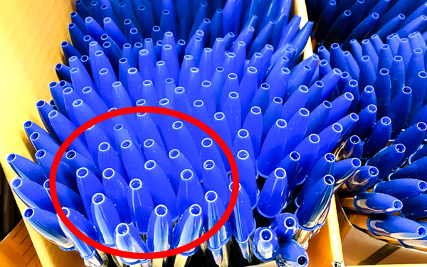 Tại sao chiếc bút bi nào cũng có 1 lỗ nhỏ bí ẩn ở trên nắp? Sự thật khiến ai cũng phải &quot;bái phục&quot; người đã phát minh