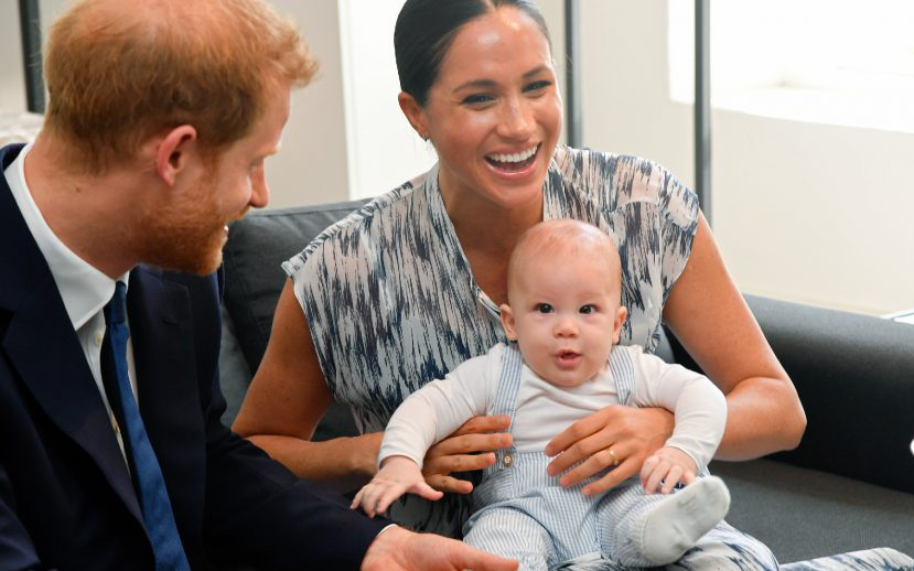 Nhà Meghan Markle lần đầu cho con trai Archie &quot;lên sóng&quot;, hé lộ giọng nói của đứa trẻ nhưng lại nhận về chỉ trích gay gắt