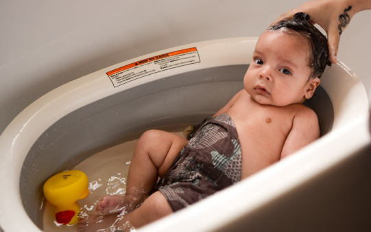 Mát xa và tắm cho bé vào mùa đông, bác sĩ lưu ý những điều cực quan trọng để con không bị nhiễm lạnh