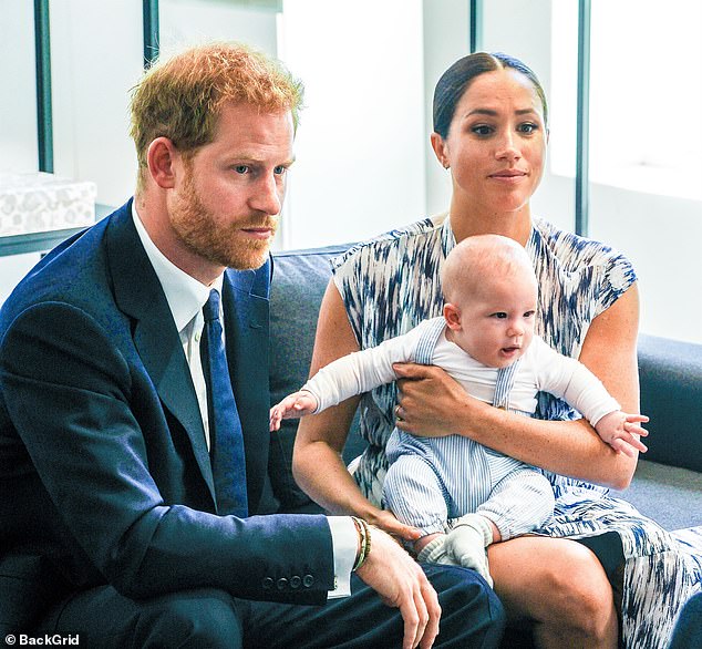 Chương trình đầu tiên để bé Archie "lên sóng" của nhà Meghan Markle đạt thứ hạng không ai ngờ nhưng bị lên án thiếu tôn trọng Nữ hoàng Anh  - Ảnh 2.