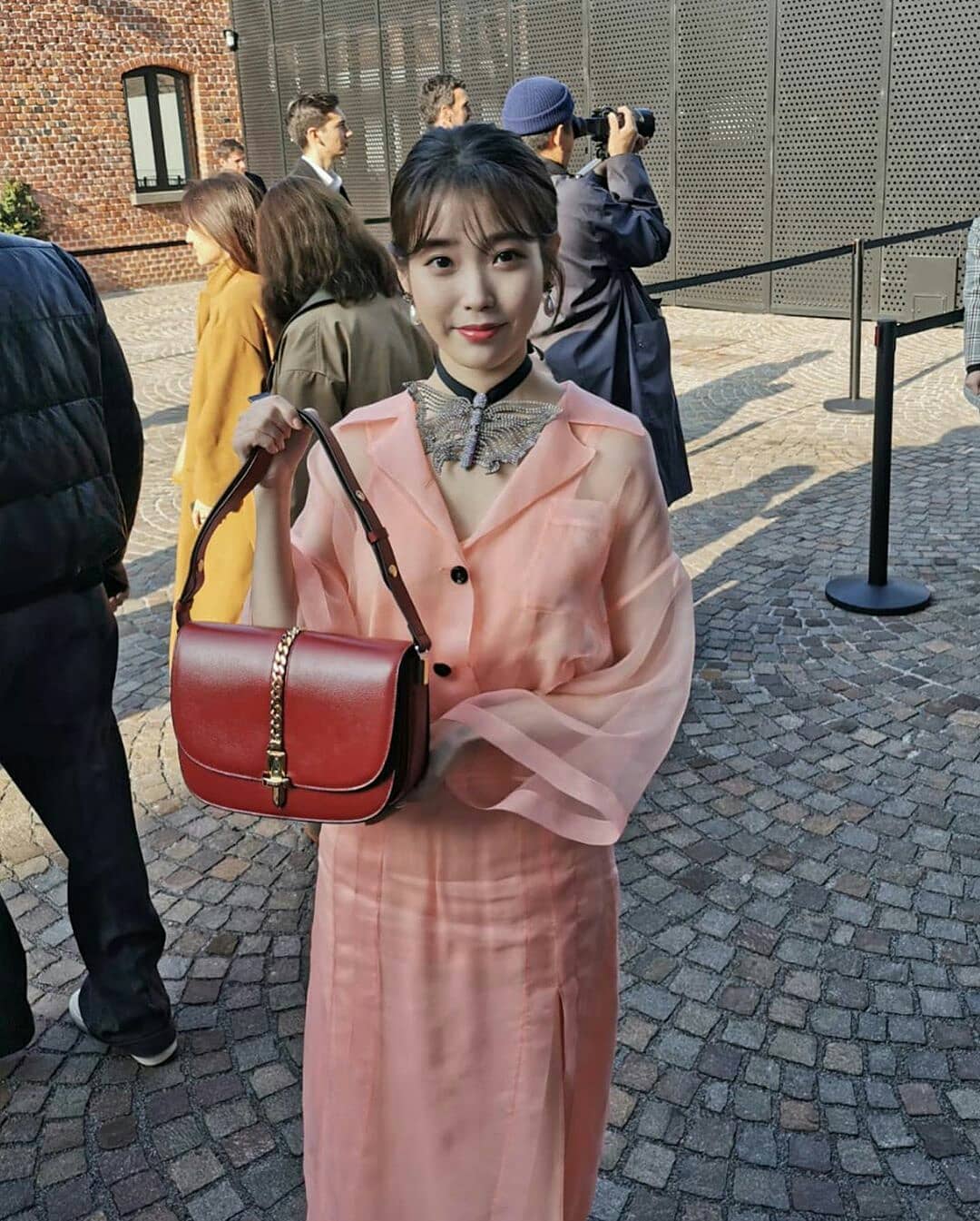 Hai thái cực trái ngược nhau tại show Gucci: Davikah sexy tột cùng, IU lại mất điểm vì bộ đầm nhăn nhúm kém sang - Ảnh 6.