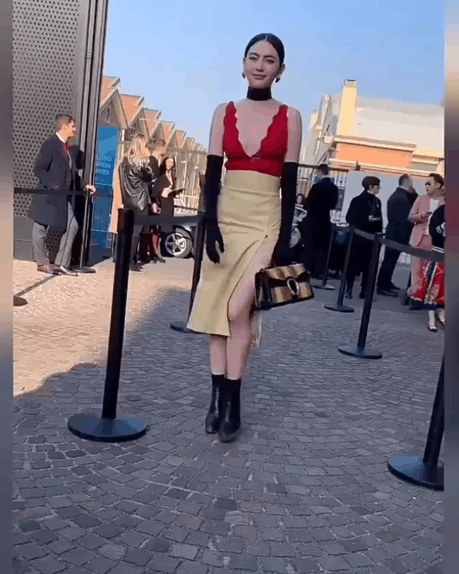 Hai thái cực trái ngược nhau tại show Gucci: Davikah sexy tột cùng, IU lại mất điểm vì bộ đầm nhăn nhúm kém sang - Ảnh 1.