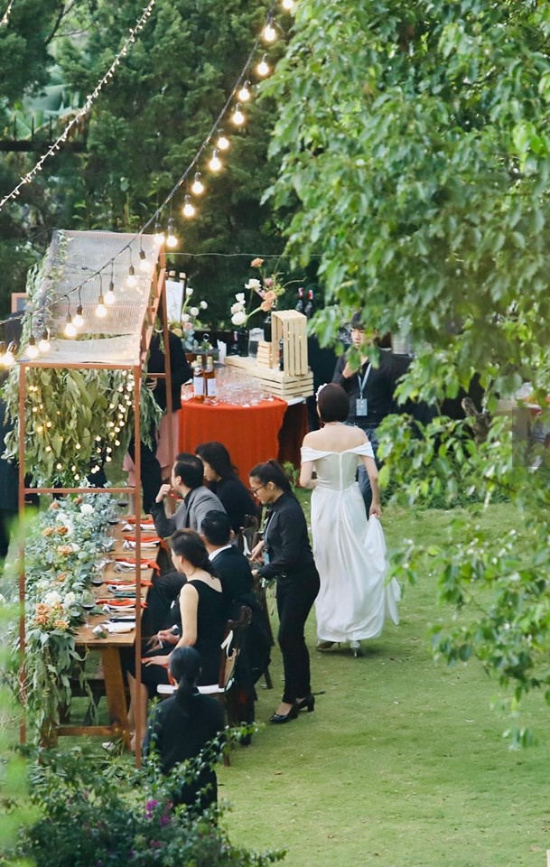 Tiệc cưới chính thức của Tóc Tiên và Hoàng Touliver: Cô dâu chú rể giơ tay chữ V khi nhận thấy có sự xuất hiện của giới truyền thông - Ảnh 23.