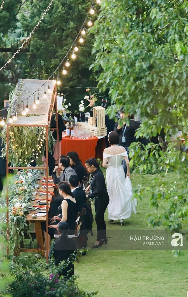 Tiệc cưới chính thức của Tóc Tiên và Hoàng Touliver: Cô dâu chú rể giơ tay chữ V khi nhận thấy có sự xuất hiện của giới truyền thông - Ảnh 19.