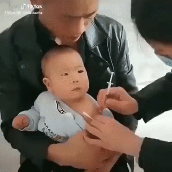 "1001" biểu cảm của các bé khi đi tiêm khiến cha mẹ cười ngặt ngẽo, đúng là không gì quan trọng bằng thần thái - Ảnh 2.