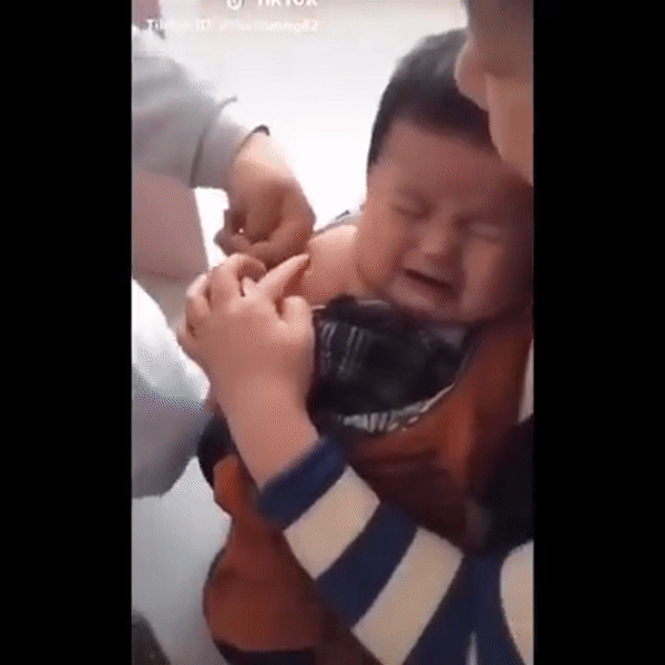 "1001" biểu cảm của các bé khi đi tiêm khiến cha mẹ cười ngặt ngẽo, đúng là không gì quan trọng bằng thần thái - Ảnh 3.