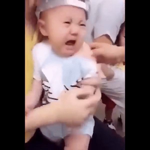 "1001" biểu cảm của các bé khi đi tiêm khiến cha mẹ cười ngặt ngẽo, đúng là không gì quan trọng bằng thần thái - Ảnh 4.