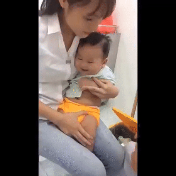 "1001" biểu cảm của các bé khi đi tiêm khiến cha mẹ cười ngặt ngẽo, đúng là không gì quan trọng bằng thần thái - Ảnh 5.