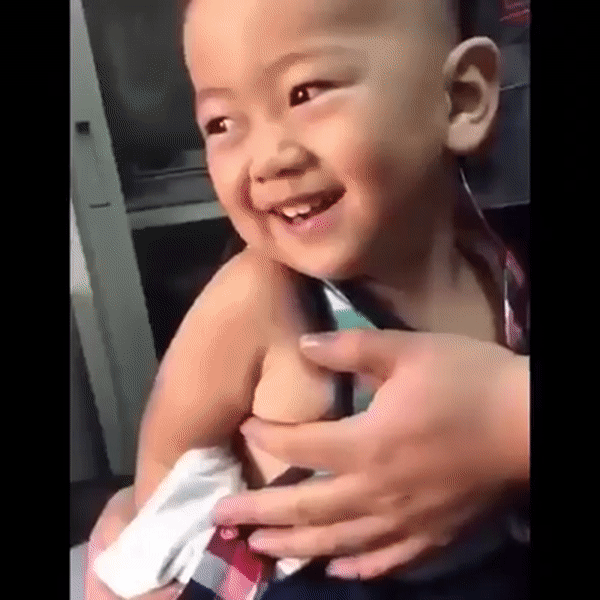 "1001" biểu cảm của các bé khi đi tiêm khiến cha mẹ cười ngặt ngẽo, đúng là không gì quan trọng bằng thần thái - Ảnh 7.