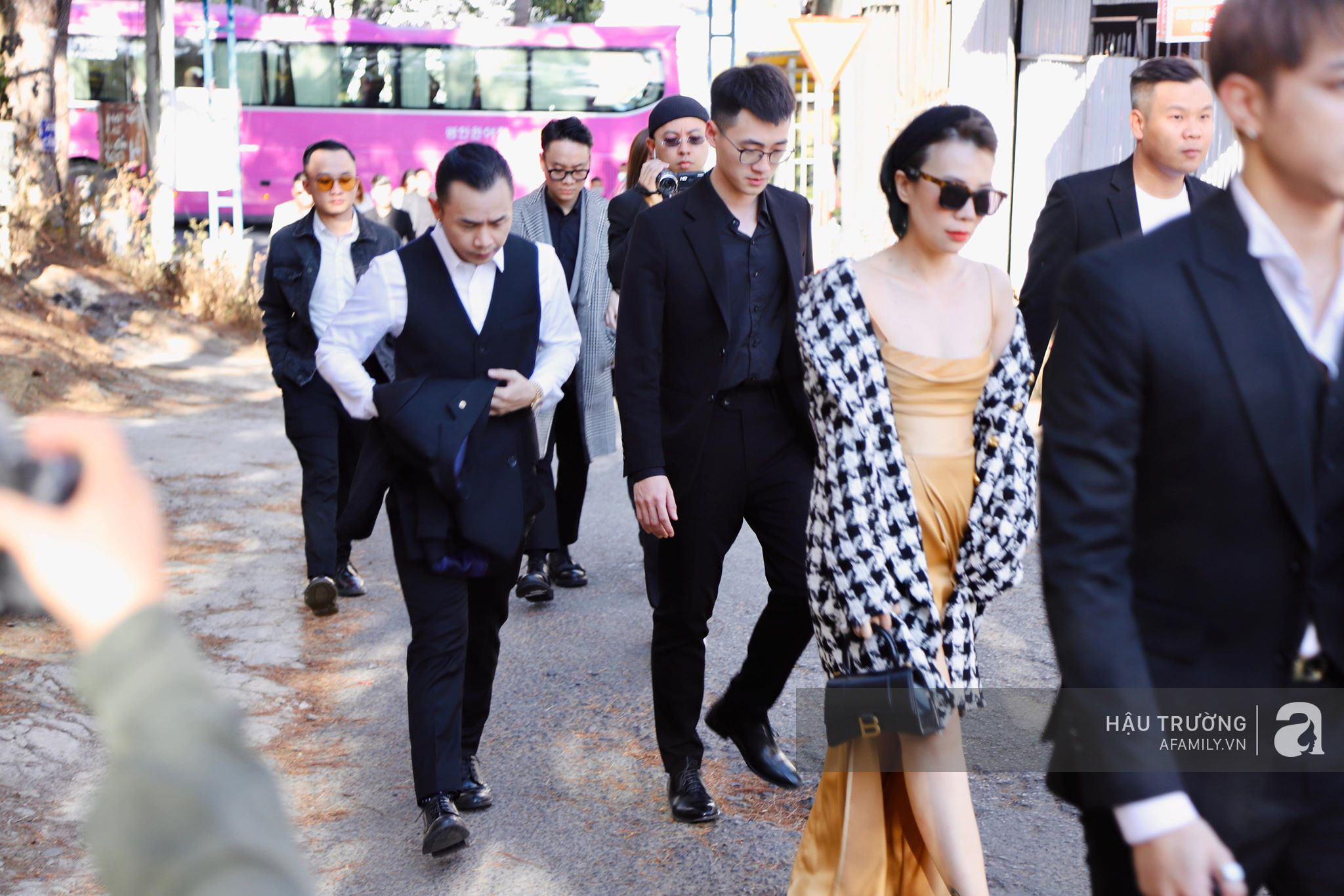 Tiệc cưới chính thức của Tóc Tiên và Hoàng Touliver: Kelbin, Tiên Tiên cùng nhiều nghệ sĩ váy áo lộng lẫy bí mật xuất hiện - Ảnh 10.