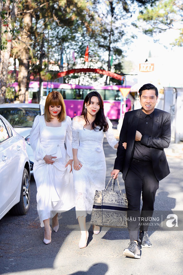 Tiệc cưới chính thức của Tóc Tiên và Hoàng Touliver: Kelbin, Tiên Tiên cùng nhiều nghệ sĩ váy áo lộng lẫy bí mật xuất hiện - Ảnh 13.