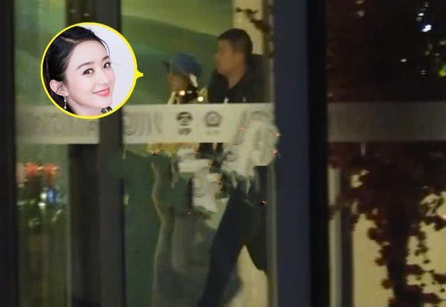 Giữa tin đồn hoãn đám cưới với Phùng Thiệu Phong, Triệu Lệ Dĩnh xuất hiện một mình tại sân bay nhưng lại bị netizen nhắc nhở vì quên làm việc này - Ảnh 3.