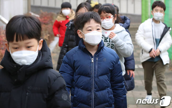 Hàn Quốc phát hiện 204 ca nhiễm virus Covid-19, nhu cầu dùng khẩu trang tăng cao khiến giá tăng 27% lên đến hơn 3 triệu đồng/hộp