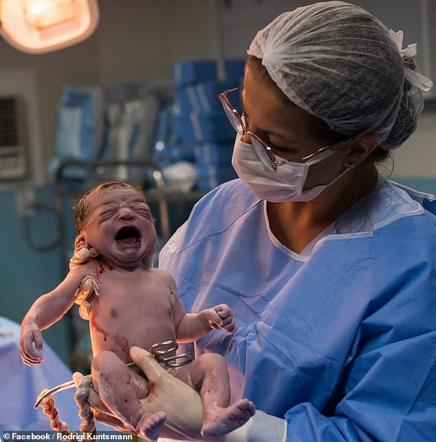 Truy tìm danh tính em bé vừa chào đời đã "lườm xắt xéo" bác sĩ gây bão MXH và tiết lộ bất ngờ từ nhiếp ảnh gia - Ảnh 3.