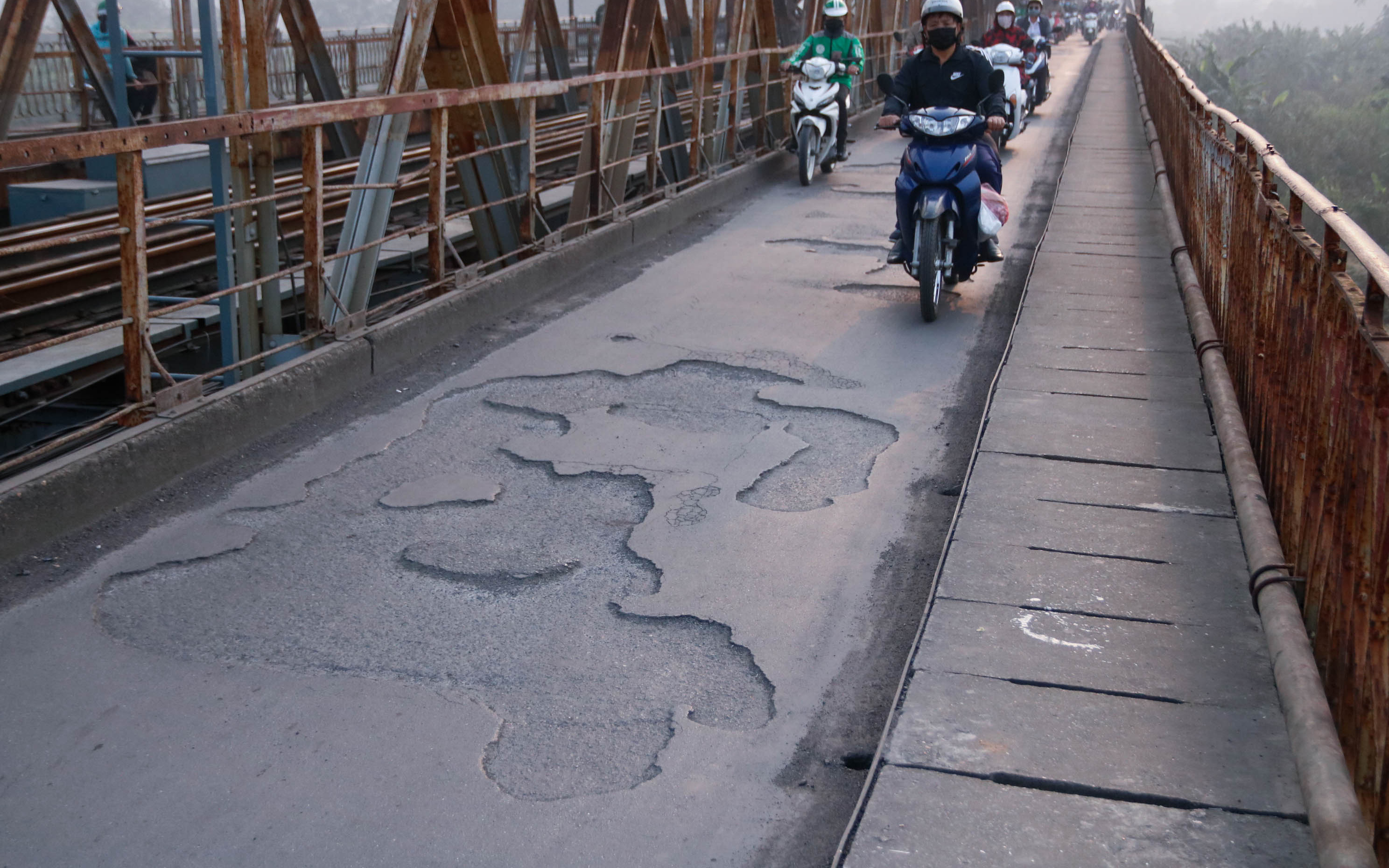 Cầu Long Biên xuống cấp đến không ngờ, mặt đường bị cày xới khiến người dân đi lại gặp nhiều khó khăn