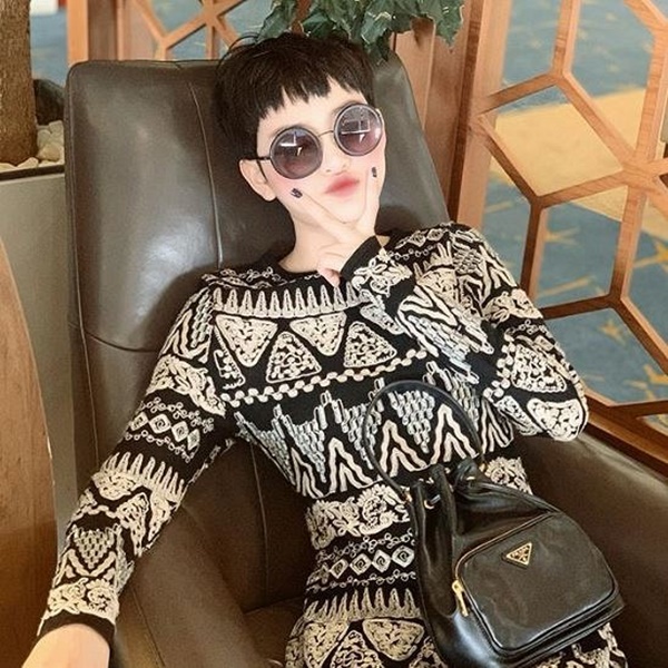 Yêu nhau tặng nước sát trùng. Càng yêu hơn nữa, thêm thùng khẩu trang, Hiền Hồ hài hước nói.