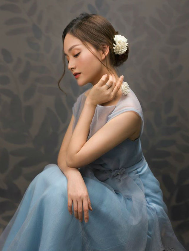 Lan Phương chia sẻ: Con gái, hãy cố gắng là xương rồng mạnh mẽ trước bão giông, đừng mỏng manh như bồ công anh trước gió. Đó là cách giúp bạn sống tốt trong cuộc đời này.