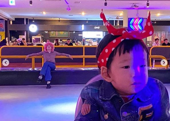 Sau thời "ở ẩn" bà mẹ trẻ lầy lội tiếp tục tái xuất với bộ ảnh "làm trò con bò" đằng sau lưng con  - Ảnh 5.