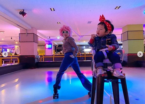 Sau thời "ở ẩn" bà mẹ trẻ lầy lội tiếp tục tái xuất với bộ ảnh "làm trò con bò" đằng sau lưng con  - Ảnh 7.