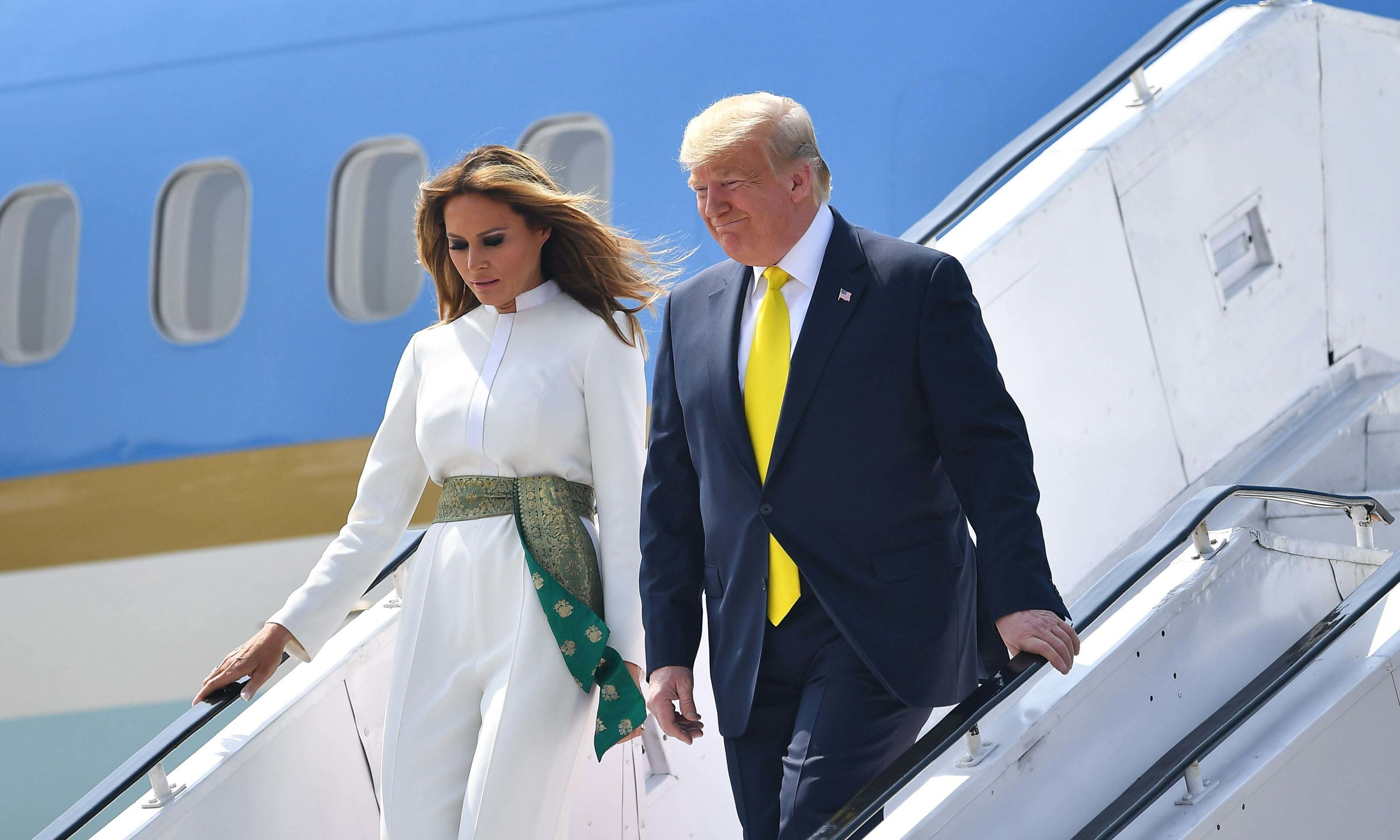 Bà Melania Trump khí chất ngút ngàn khi diện jumpsuit trắng nhưng ý nghĩa thú vị sau đó mới càng khiến dân tình trầm trồ - Ảnh 1.