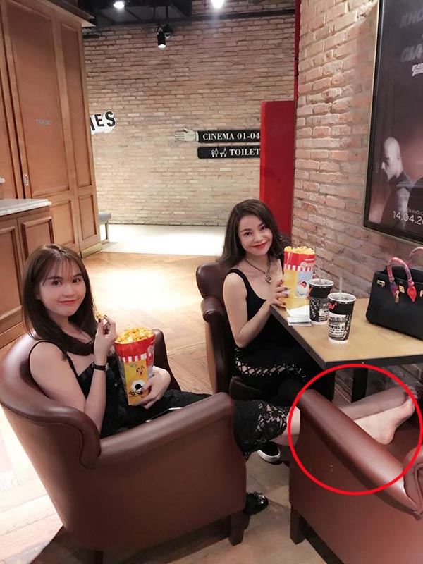 Phượng Chanel tự tin đọ sắc bên Ngọc Trinh nhưng sự chú ý lại bị dồn vào cách tạo dáng khó hiểu của "Nữ hoàng nội y" - Ảnh 4.