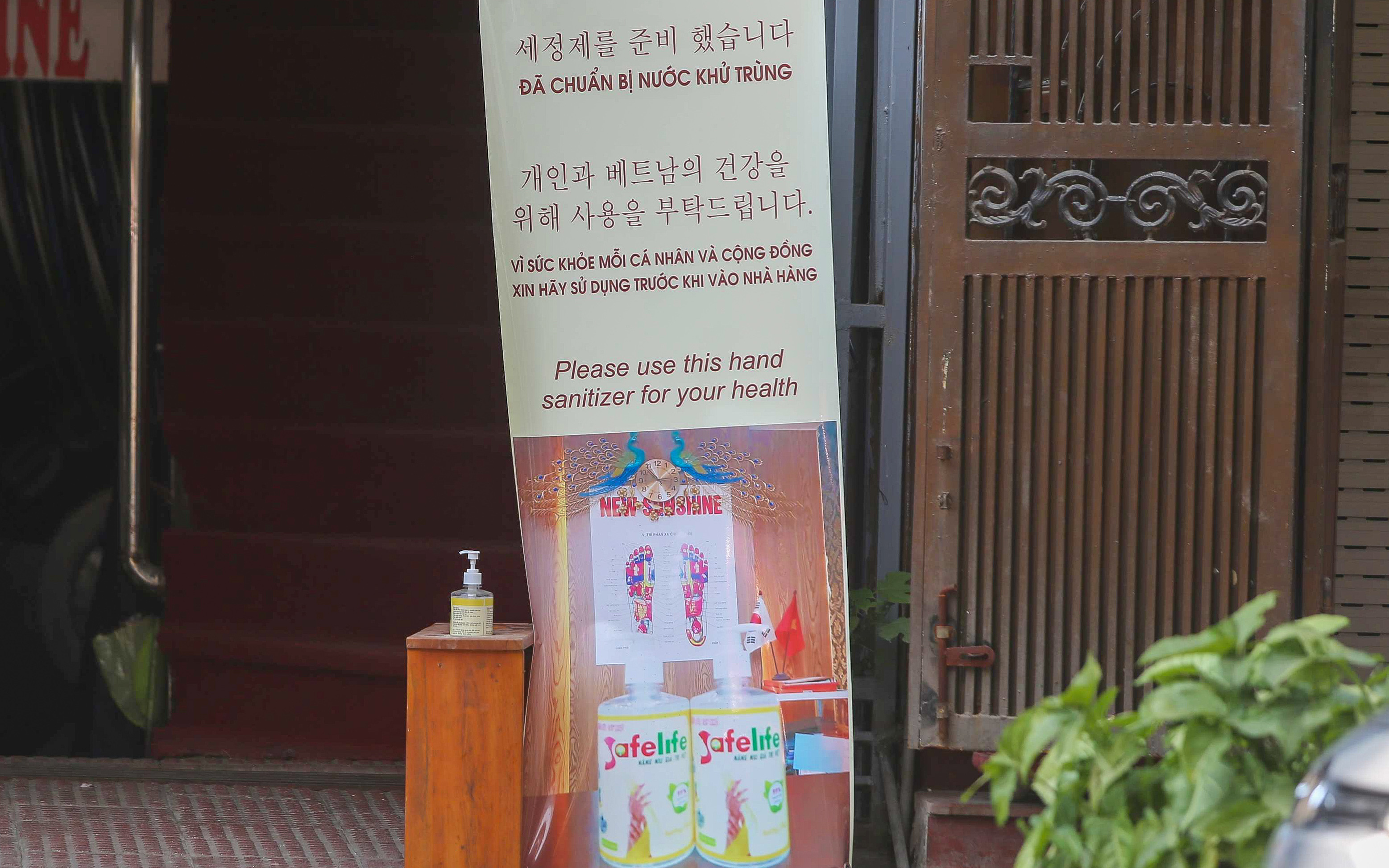 Người dân trên khu “Phố Hàn Quốc” ở Hà Nội với thói quen khẩu trang kín mít mọi lúc mọi nơi
