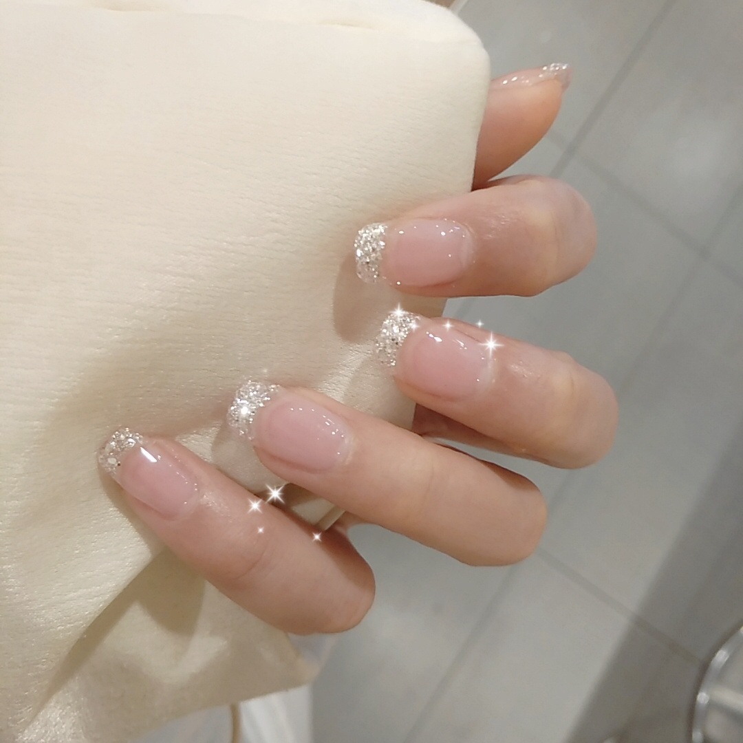 Gợi ý loạt mẫu nails vùa xinh lại đơn giản dành cho các cô dâu  - Ảnh 1.