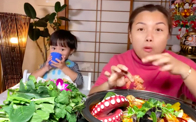 Bé Sa bất ngờ lên sóng trở lại cùng mẹ Quỳnh Trần trong vlog ăn lẩu Thái, nhưng khả năng nói tiếng Việt của cậu bé mới gây bất ngờ