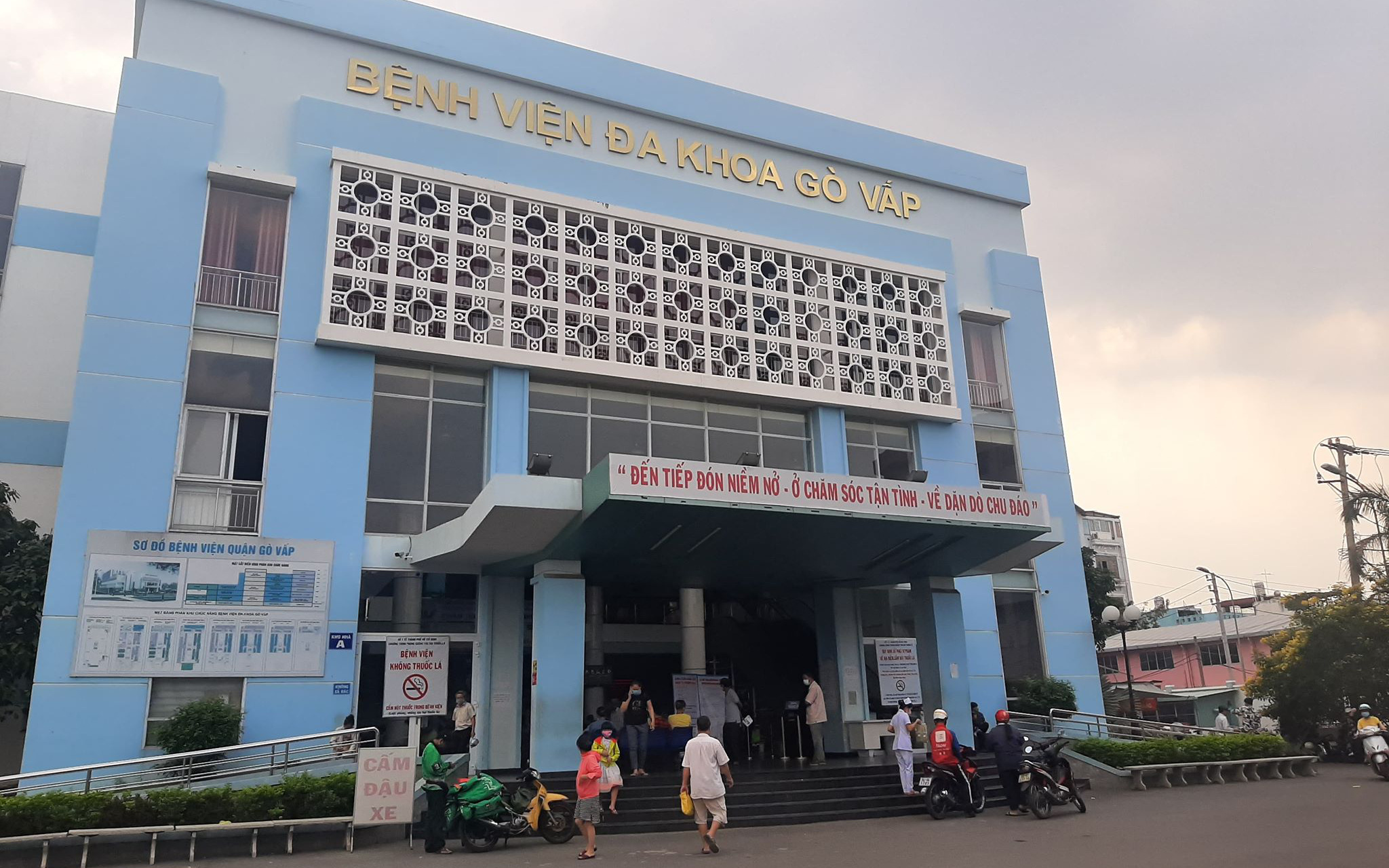 Giám đốc bệnh viện quận Gò Vấp bị tố gom hàng chục ngàn thùng khẩu trang buôn bán, Sở Y tế và Công an TP.HCM vào cuộc