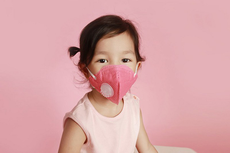 Cố gắng ăn bánh mà quên mất miệng vẫn đang đeo khẩu trang, bé gái khiến dân mạng cười bò vì quá dễ thương - Ảnh 3.