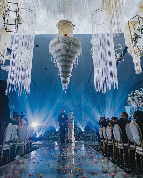 Lại được mãn nhãn với đám cưới tráng lệ của người nổi tiếng: Bánh cưới độc đáo gần 55 triệu, trang sức váy áo cô dâu tới 58 tỷ đồng - Ảnh 4.