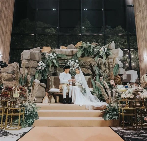Lại được mãn nhãn với đám cưới tráng lệ của người nổi tiếng: Bánh cưới độc đáo gần 55 triệu, trang sức váy áo cô dâu tới 58 tỷ đồng - Ảnh 1.