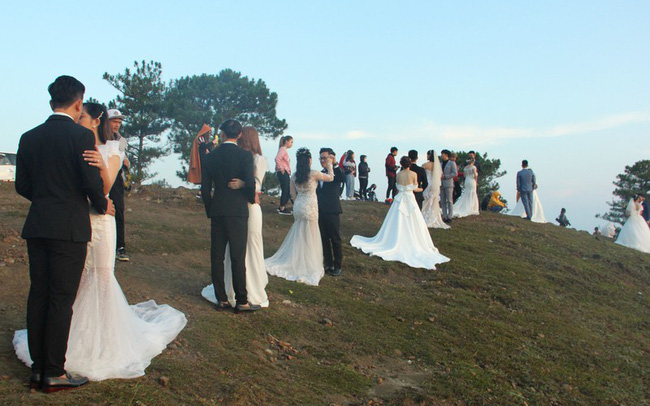 Choáng ngợp với ngọn đồi hot nhất tại Đà Lạt hiện tại bởi hàng chục cặp cô dâu, chú rể kéo đến chen nhau từng mét vuông đất chỉ để chụp ảnh