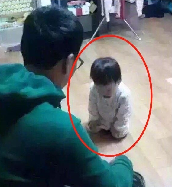 Mẹ đi làm về giật mình thấy con gái 3 tuổi đang quỳ trước mặt bố, biết nguyên do cô cũng "nghẹn ngào" không biết giải vây thế nào - Ảnh 1.