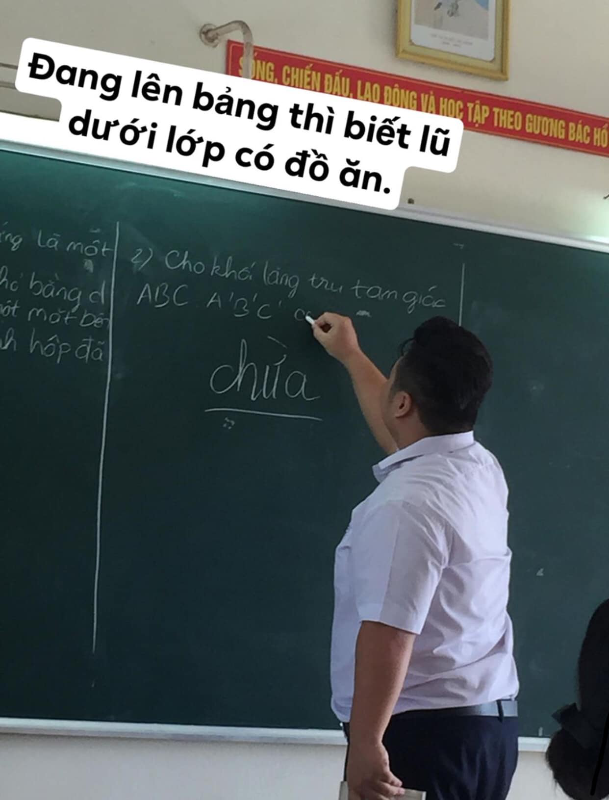 Lên bảng làm bài tập mà phát hiện nhóm bạn ở dưới có đồ ăn, "chàng mập" nhanh trí viết 1 từ lên bảng ai cũng phá ra cười - Ảnh 1.