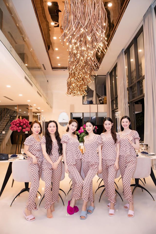 Chán diện đồ hiệu, Phượng Chanel rủ Ngọc Trinh mặc đồ ngủ hồng, hóa thiếu nữ mơ mộng - Ảnh 3.